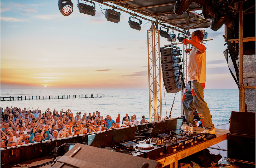 Blogeintrag: 8. August 2025, Konzert am Strand von Zingst mit DJ „Alle Farben“